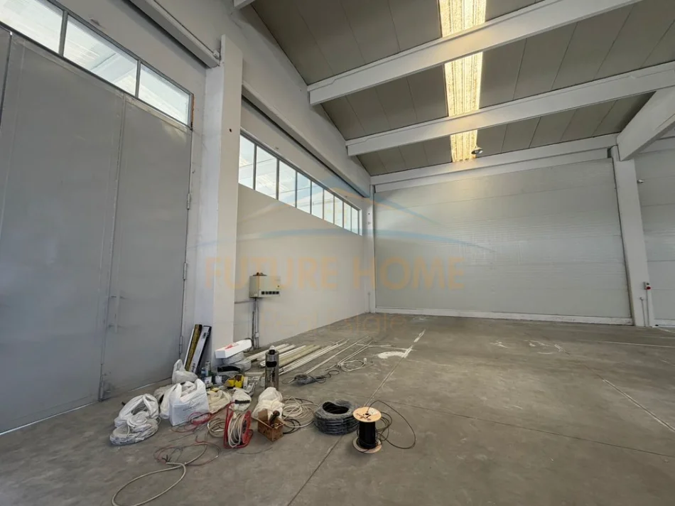 Tirane, jepet me qera magazine , 1.100 m² 5.300 € (AUTOSTRADA TIRANE DURRES)