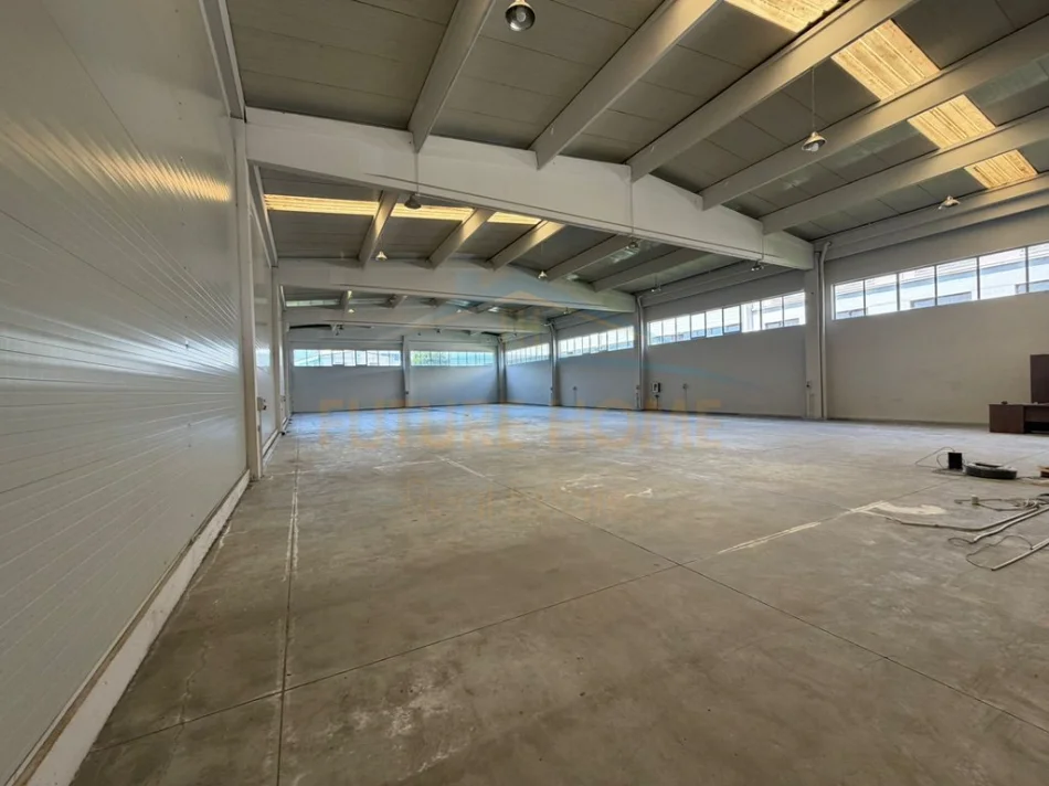 Tirane, jepet me qera magazine , 1.100 m² 5.300 € (AUTOSTRADA TIRANE DURRES)