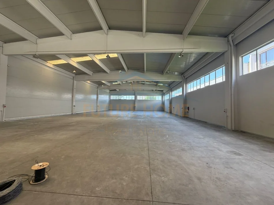 Tirane, jepet me qera magazine , 1.100 m² 5.300 € (AUTOSTRADA TIRANE DURRES)