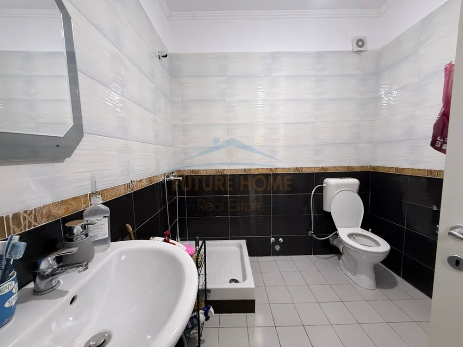 Tirane, jepet me qera apartament 2+1+Ballkon Kati 8, 82 m² 600 € (Unaza e Re, Kompleksi Fratari)