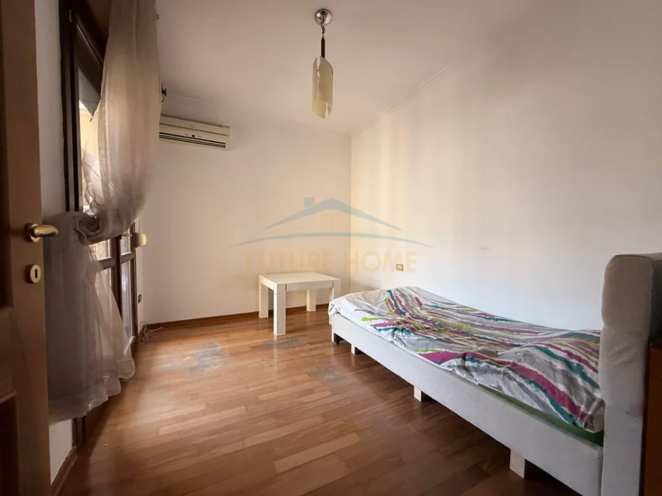 Tirane, jepet me qera apartament 3+1+2+Ballkon Kati 8, 190 m² 1.100 € (Komuna e Parisit)