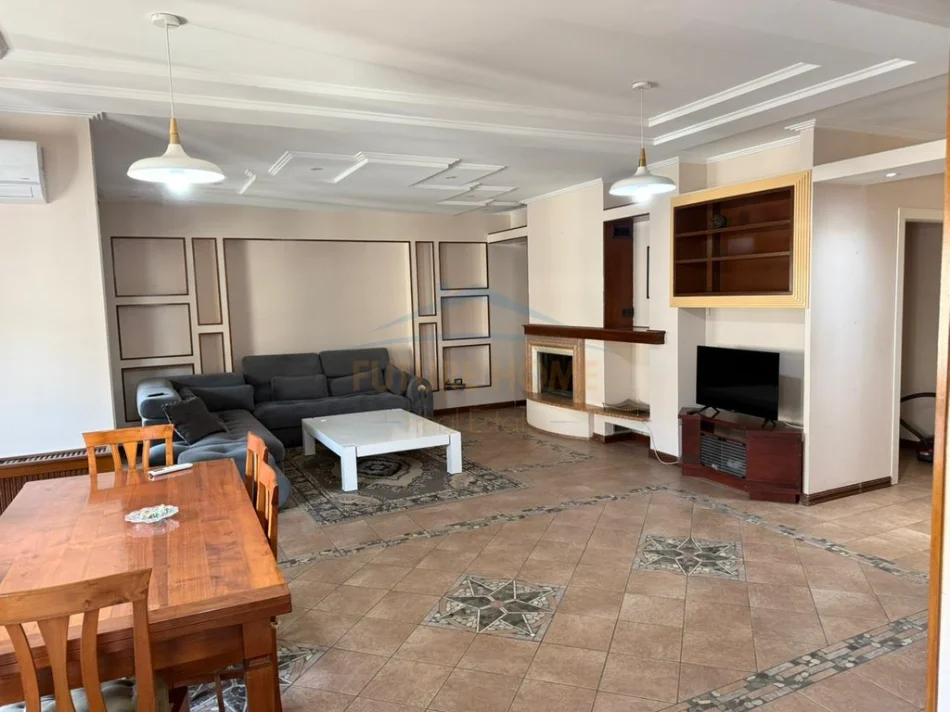 Tirane, jepet me qera apartament 3+1+2+Ballkon Kati 8, 190 m² 1.100 € (Komuna e Parisit)