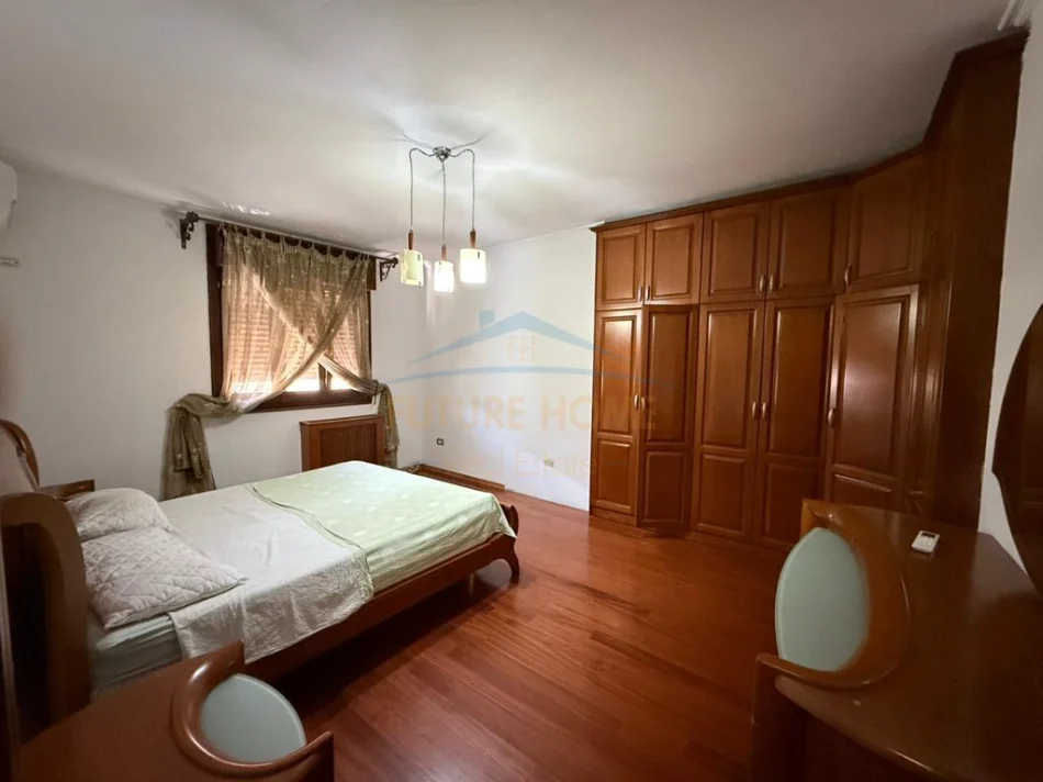 Tirane, jepet me qera apartament 3+1+2+Ballkon Kati 8, 190 m² 1.100 € (Komuna e Parisit)