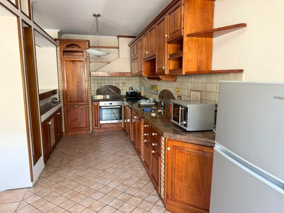 Tirane, jepet me qera apartament 3+1+Aneks+Ballkon Kati 8, 189 m² 1.100 € (Komuna e Parisit)