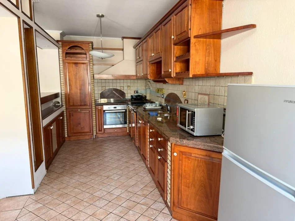 Tirane, jepet me qera apartament 3+1+2+Ballkon Kati 8, 190 m² 1.100 € (Komuna e Parisit)