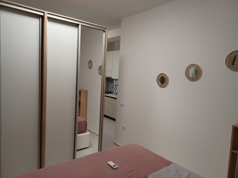 Tirane, jepet me qera garsonier 1+1 Kati 1, 400 € (2-palmat Astir)