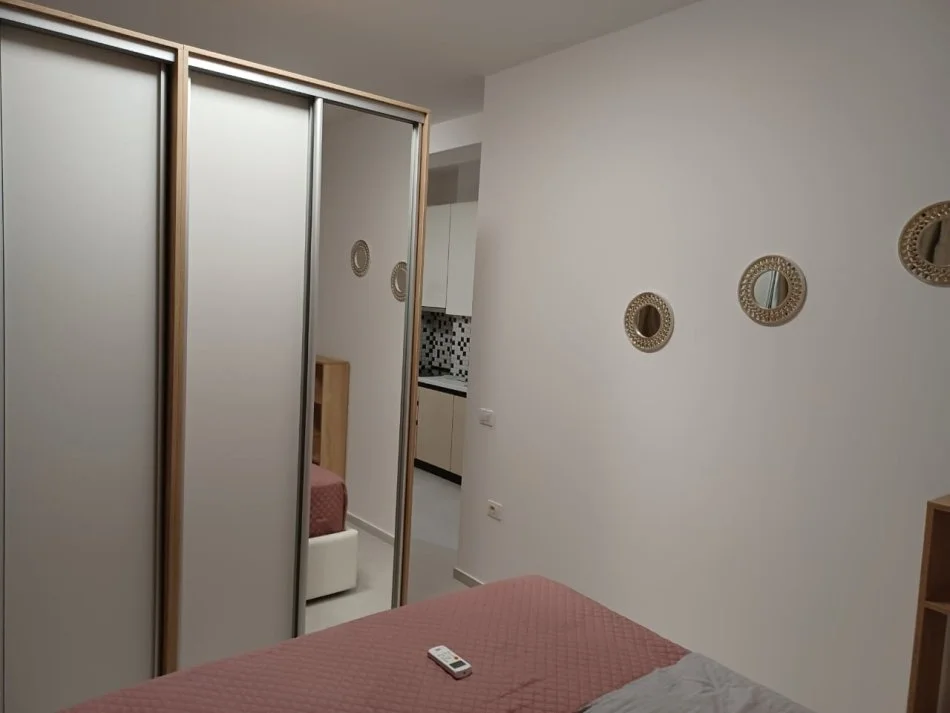 Tirane, jepet me qera garsonier 1+1 Kati 1, 400 € (2-palmat Astir)