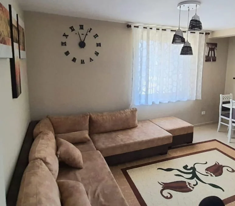 Tirane, jepet me qera apartament 2+1+Ballkon Kati 2, 100 m² 550 € (21 Dhjetori)