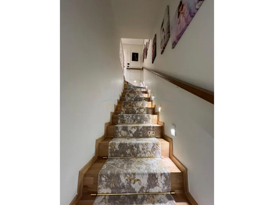 Tirane, shitet apartament duplex 3+1+Aneks+Ballkon , 180 m² 310.000 € 
