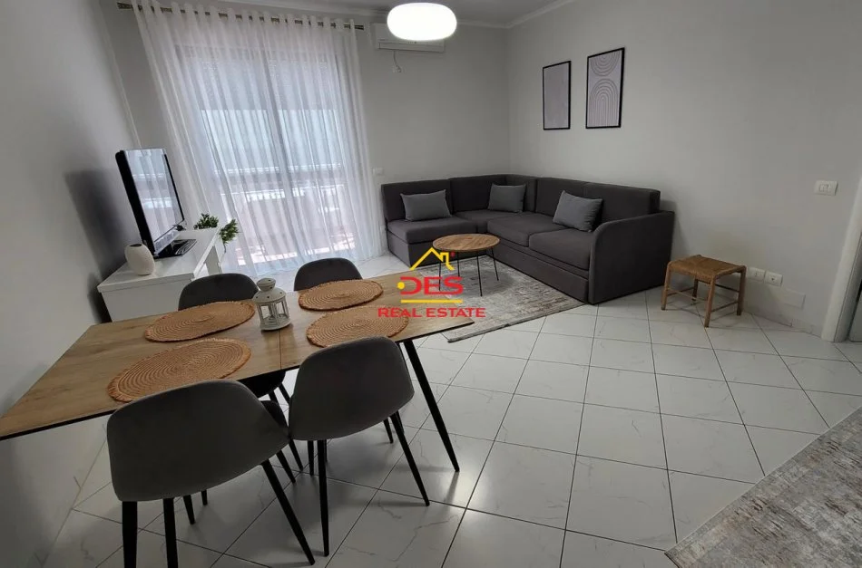 Vlore, jepet me qera apartament 1+1+Ballkon Kati 3, 85 m² 450 € (Rruga Murat Tërbaçi)