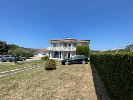 Tirane, shes shtepi 3+1+Ballkon , 190 m² 350.000 € (VORE)