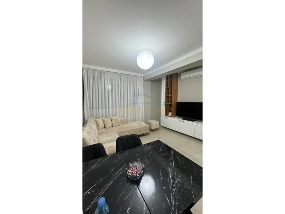 Tirane, jepet me qera apartament 1+1+Ballkon+Post Parkimi,  Kati 1, 550 € (Kopshti Botanik)