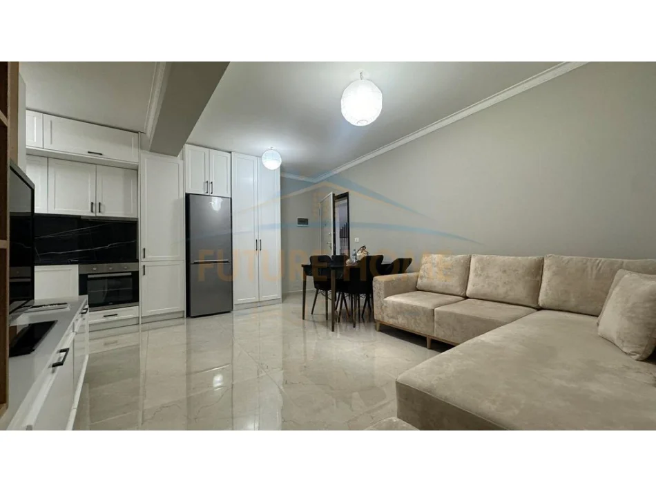 Tirane, jepet me qera apartament 1+1+Ballkon+Post Parkimi,  Kati 1, 550 € (Kopshti Botanik)