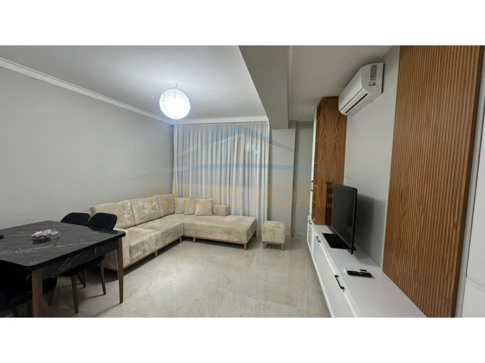 Tirane, jepet me qera apartament 1+1+Ballkon+Post Parkimi,  Kati 1, 550 € (Kopshti Botanik)