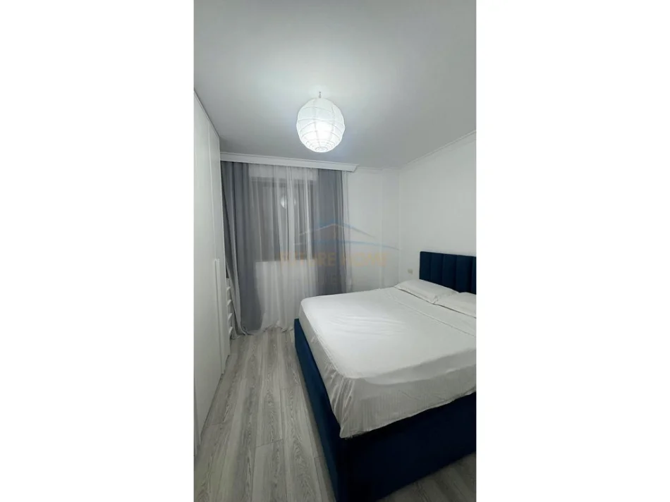 Tirane, jepet me qera apartament 1+1+Ballkon+Post Parkimi,  Kati 1, 550 € (Kopshti Botanik)