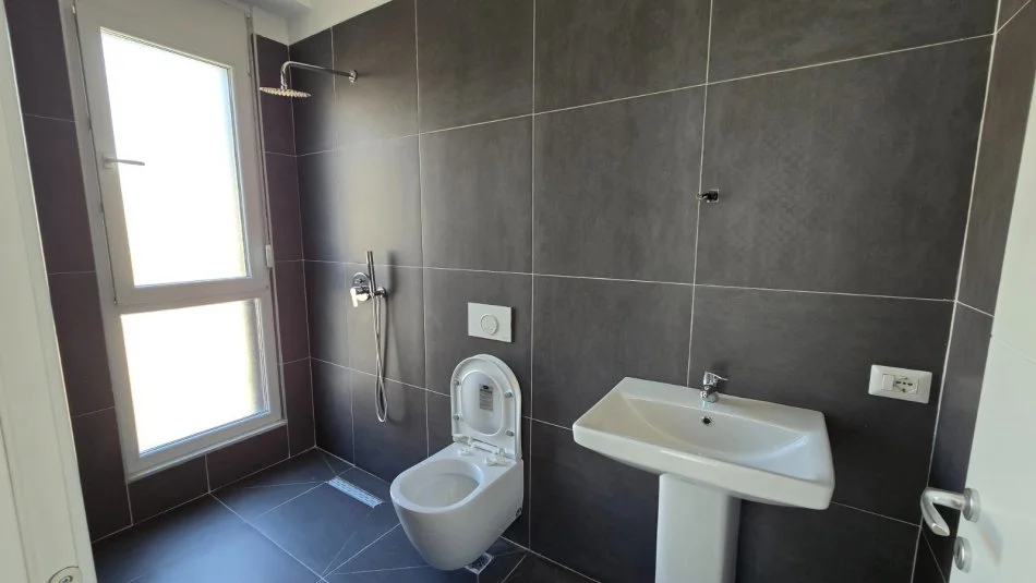 Tirane, jepet me qera apartament 2+1+Ballkon , 800 € (Ish-Fusha Aviacionit)