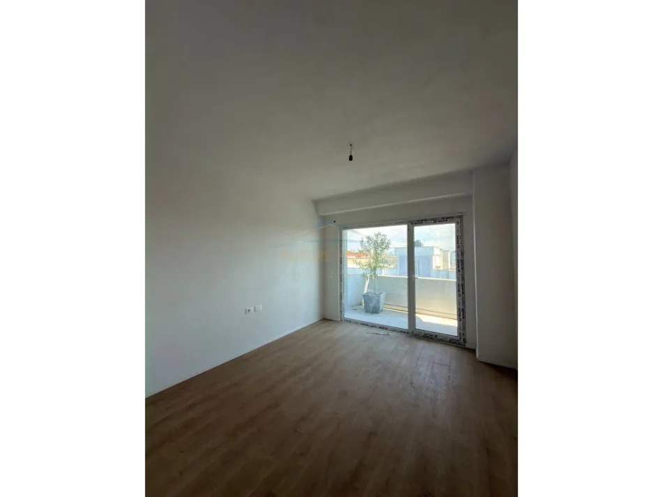 Tirane, shitet apartament 2+1+Ballkon Kati 8, 105.000 € 