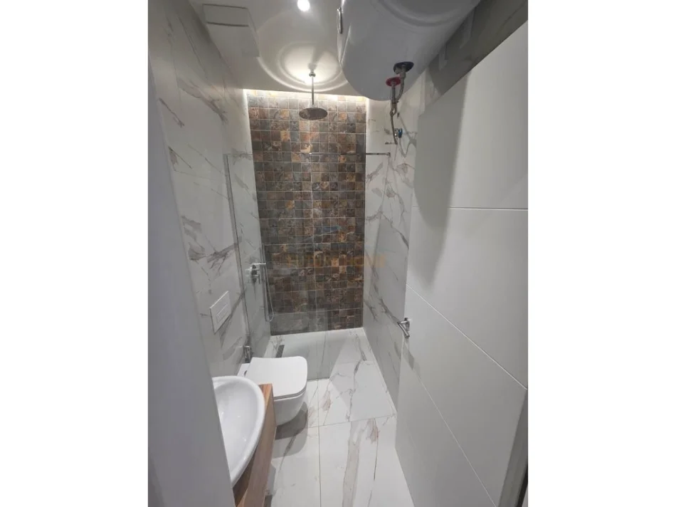 Tirane, jepet me qera garsonier Kati 5, 28 m² 350 € (UNAZA E RE)