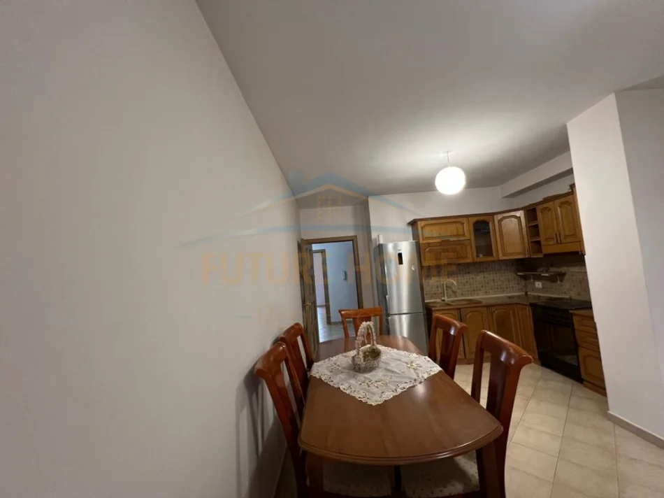 Tirane, jepet me qera apartament 2+1 Kati 1, 93 m² 450 € (UNAZA E RE)
