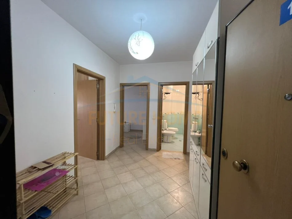 Tirane, jepet me qera apartament 2+1 Kati 1, 93 m² 450 € (UNAZA E RE)
