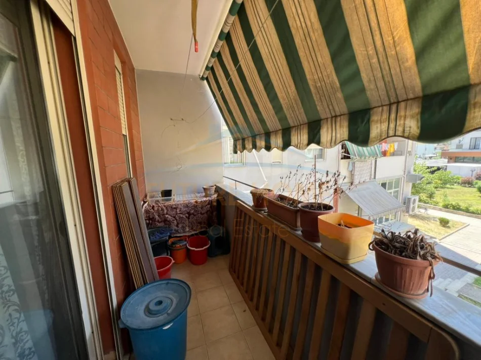 Tirane, jepet me qera apartament 2+1 Kati 1, 93 m² 450 € (UNAZA E RE)