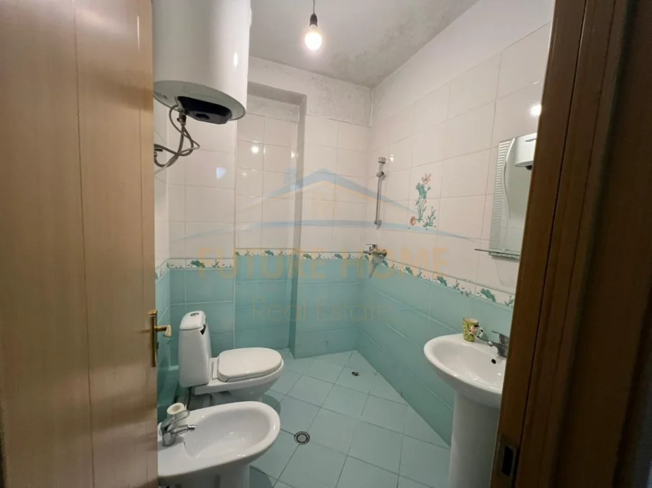 Tirane, jepet me qera apartament 2+1 Kati 1, 93 m² 450 € (UNAZA E RE)