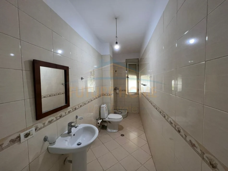 Tirane, jepet me qera apartament 2+1 Kati 1, 93 m² 450 € (UNAZA E RE)