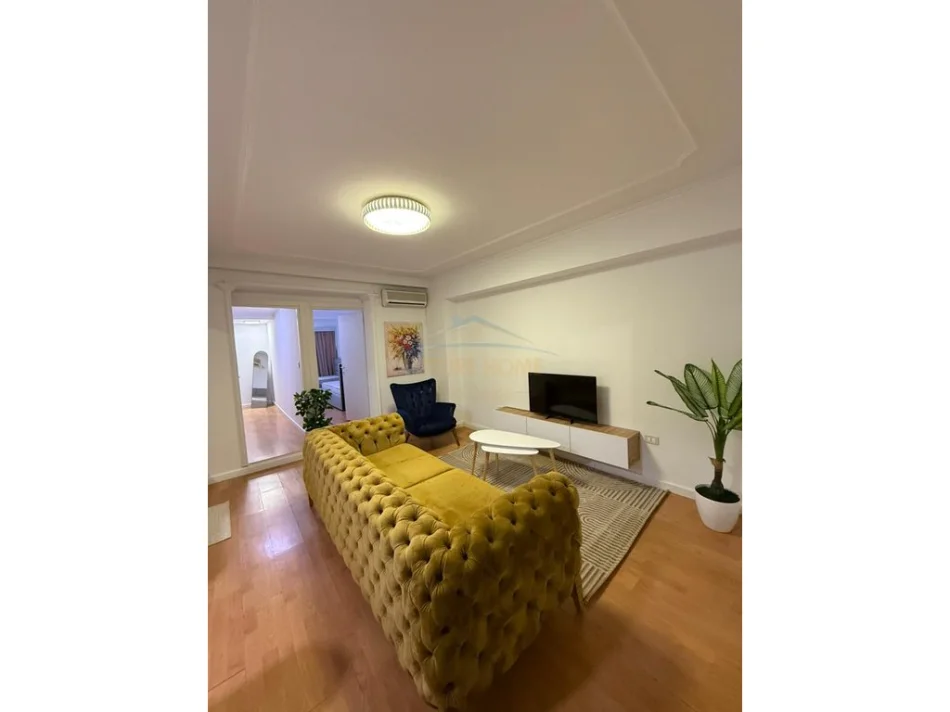 Tirane, jepet me qera apartament 2+1 Kati 1, 74 m² 1.000 € (BLLOKU)