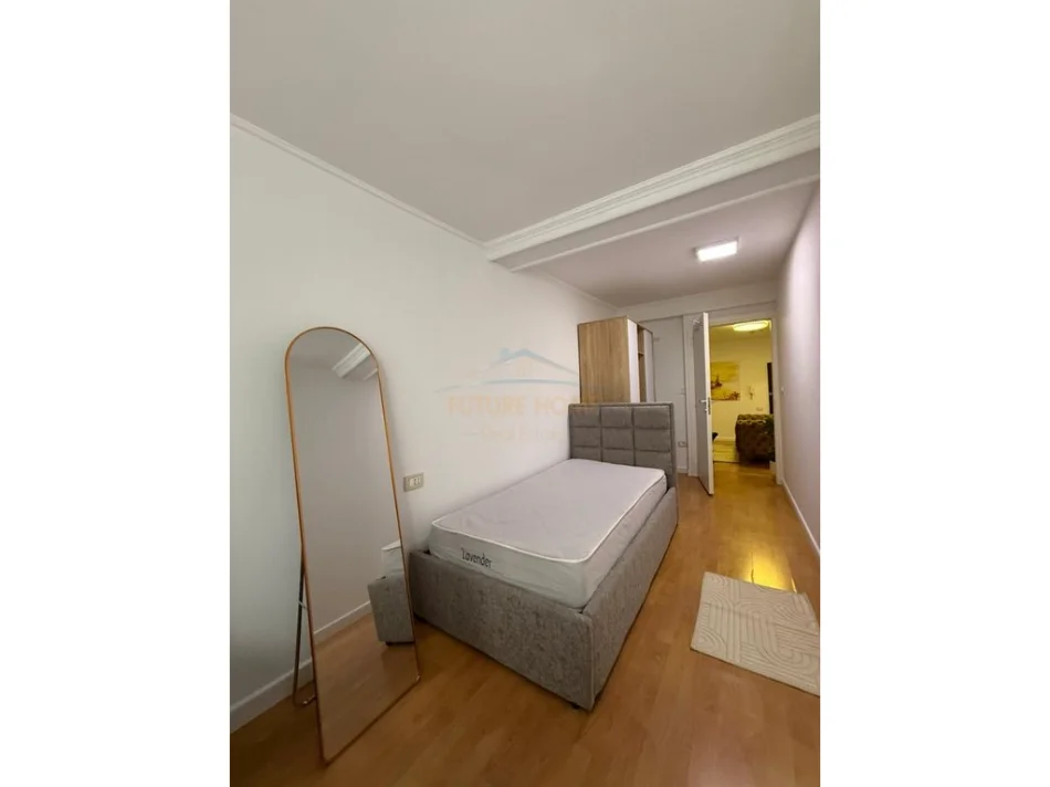 Tirane, jepet me qera apartament 2+1+Ballkon , 74 m² 1.000 € (Bllok)