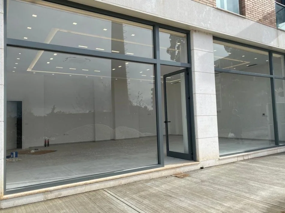 Tirane, jepet me qera ambjent biznesi Kati 0, 100 m² 1.300 € (Ne Don Bosko)