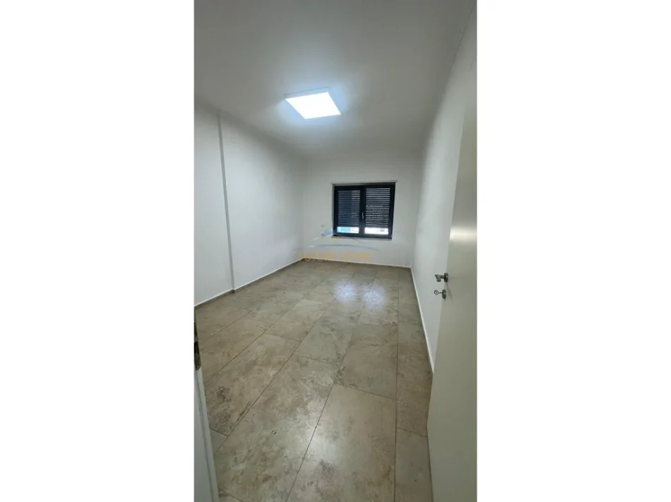 Tirane, jepet me qera ambjent biznesi Kati 6, 131 m² 1.300 € (Zogu i zi)