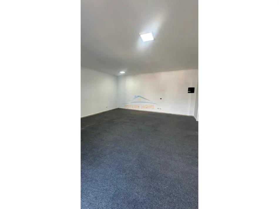 Tirane, jepet me qera ambjent biznesi Kati 6, 131 m² 1.300 € (Zogu i zi)