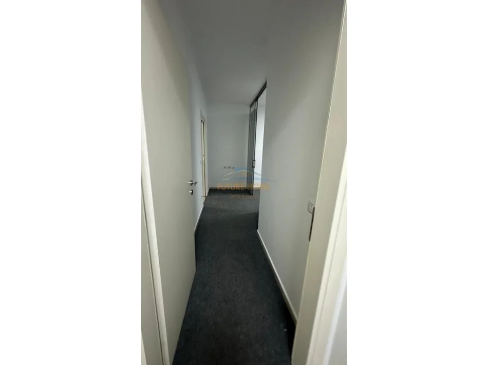 Tirane, jepet me qera ambjent biznesi Kati 6, 131 m² 1.300 € (Zogu i zi)