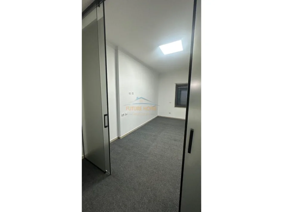 Tirane, jepet me qera ambjent biznesi Kati 6, 131 m² 1.300 € (Zogu i zi)
