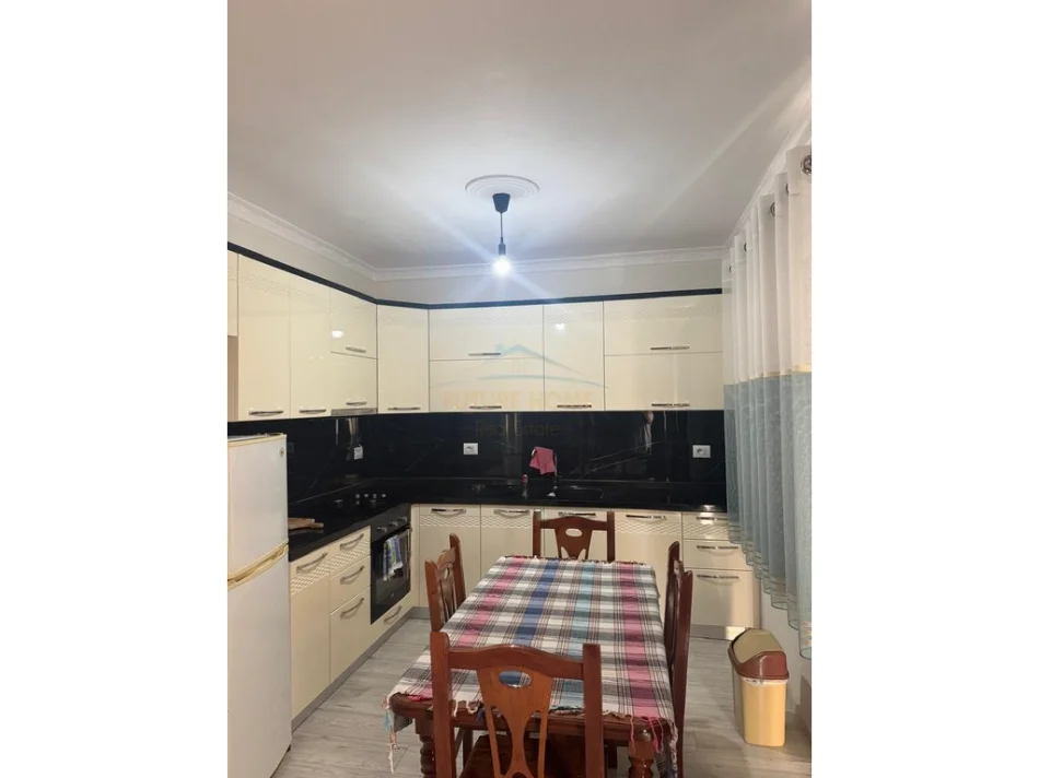 Tirane, jepet me qera apartament 3+1+Ballkon Kati 3, 117 m² 550 € (Fresku)