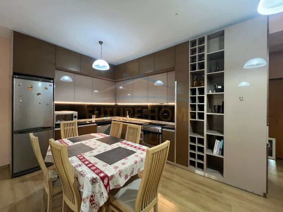 Tirane, jepet me qera apartament 2+1 Kati 3, 109 m² 650 € 