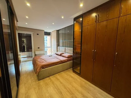 Tirane, jepet me qera apartament 2+1+Ballkon Kati 5, 115 m² 1.000 € (JORDAN MISJA)