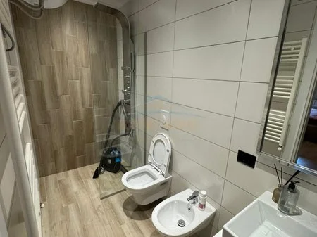 Tirane, jepet me qera apartament 2+1+Ballkon Kati 5, 115 m² 1.000 € (JORDAN MISJA)