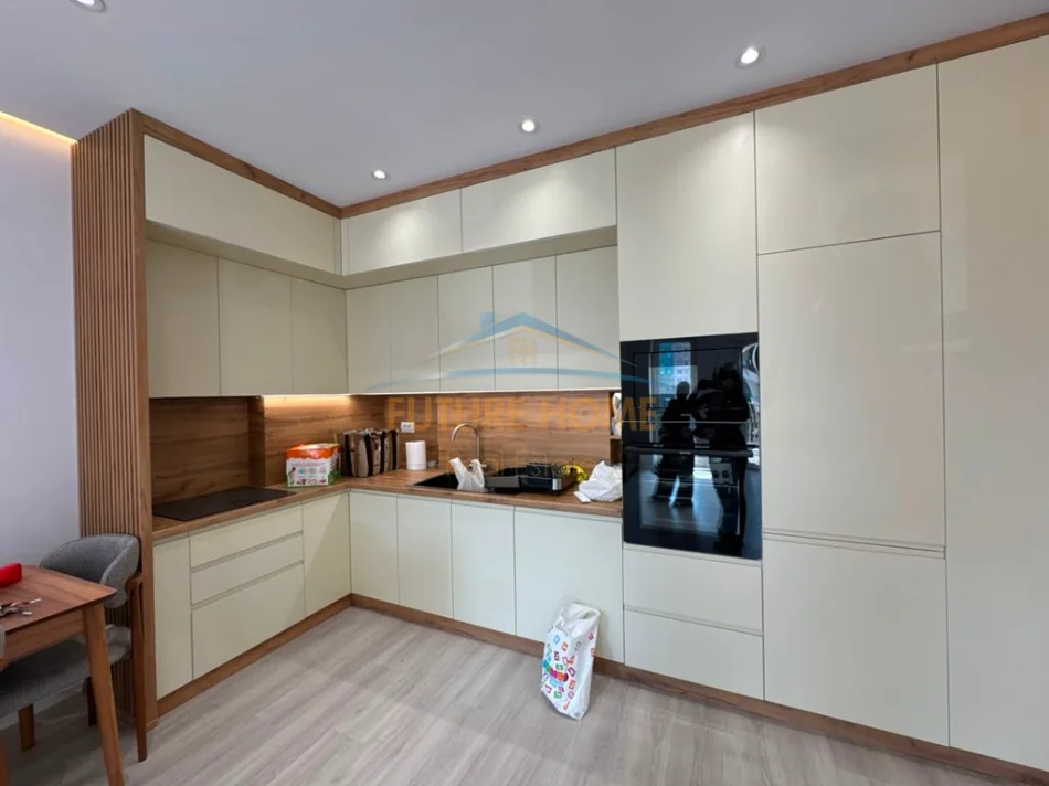 Tirane, jepet me qera apartament 1+1+Ballkon Kati 9, 82 m² 800 € (Zogu i Zi)