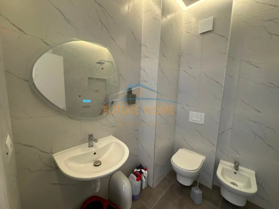 Tirane, jepet me qera apartament 1+1+Ballkon Kati 9, 82 m² 800 € (Zogu i Zi)