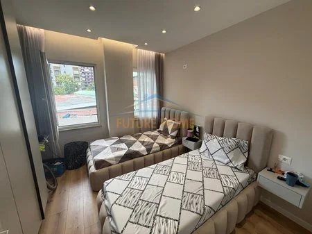 Tirane, jepet me qera apartament 2+1 Kati 1, 87 m² 700 € 