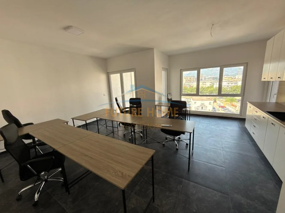 Tirane, jepet me qera ambjent biznesi Kati 4, 117 m² 900 € (Zogu i Zi)