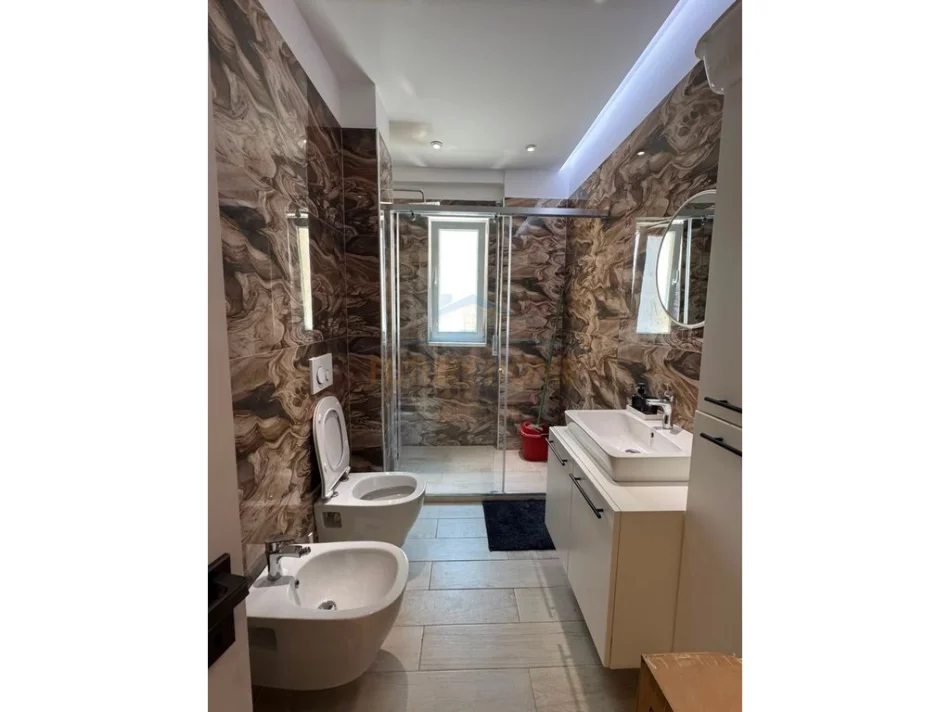 Tirane, jepet me qera apartament 1+1+Ballkon , 70 m² 