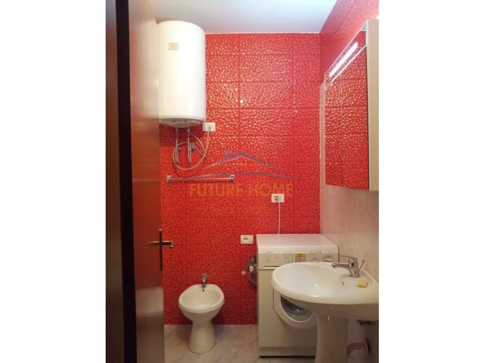Tirane, jepet me qera apartament 1+1+Ballkon Kati 3, 60 m² 540 € (Blloku i ambasadave)