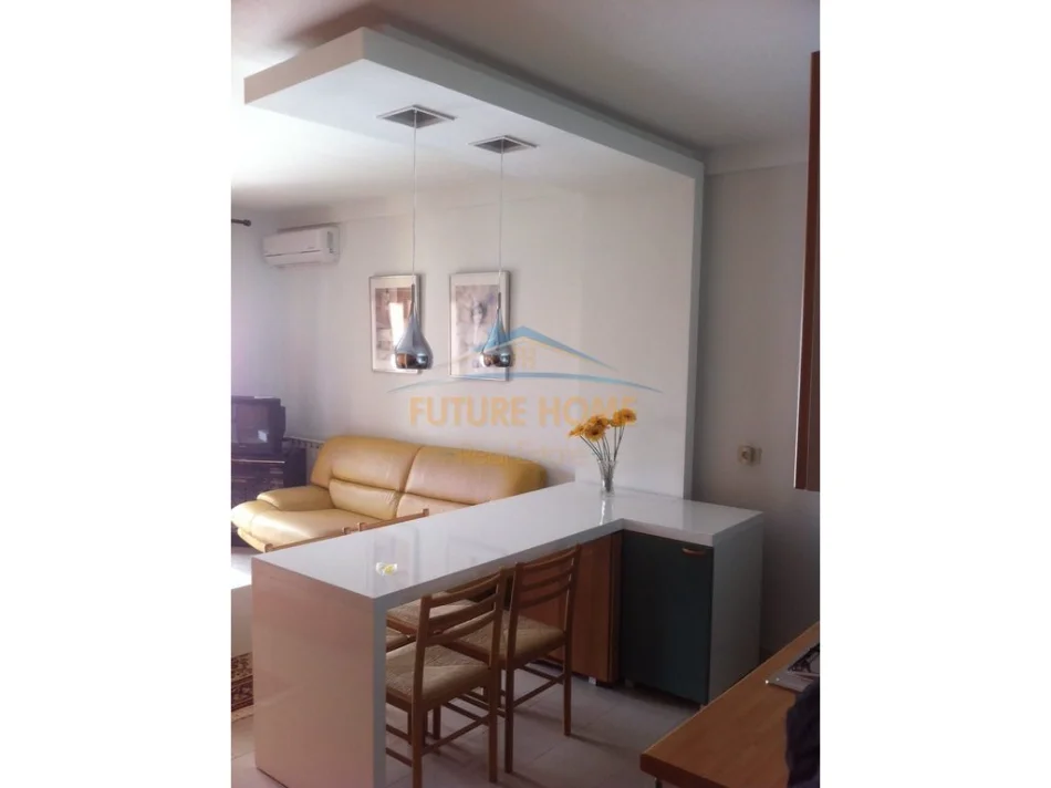 Tirane, jepet me qera apartament 1+1+Ballkon Kati 3, 60 m² 540 € (Blloku i ambasadave)