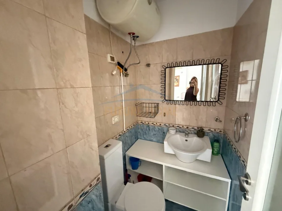 Tirane, jepet me qera apartament 2+1+Ballkon Kati 4, 98 m² 800 € (myslym shyr)