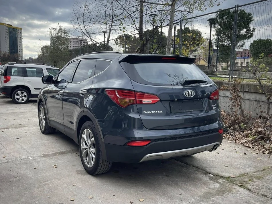 Tirane, shes makine HYUNDAI SANTA FE Nafte, gri e erret automatik Klima 157.000 km 12.400 €