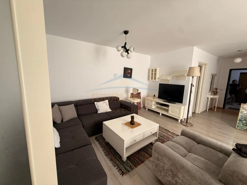 Tirane, jepet me qera 2+1 Kati 4, 98 m² (Myslym Shyri)