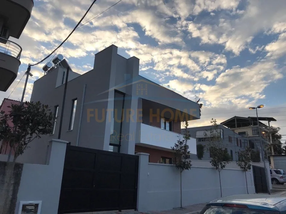 Shitet, Vilë 2-katëshe, Xhamllik, Tiranë. 0696069906
