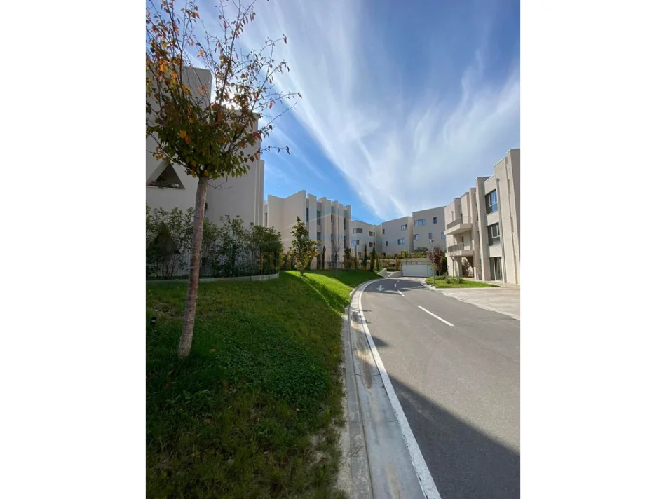Tirane, jepet me qera Vile 4+1 , 285 m² 3.500 € (GREEN VALLEY)